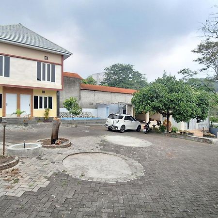 Villa Bukit Bunga Syariah Redpartner Pacet Mojokerto Luaran gambar