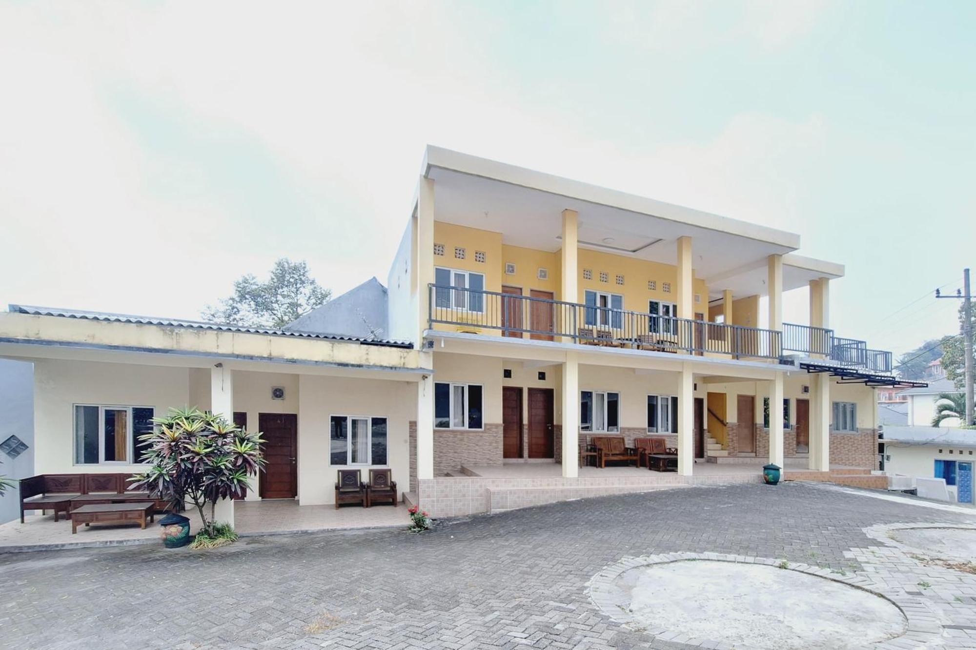 Villa Bukit Bunga Syariah Redpartner Pacet Mojokerto Luaran gambar
