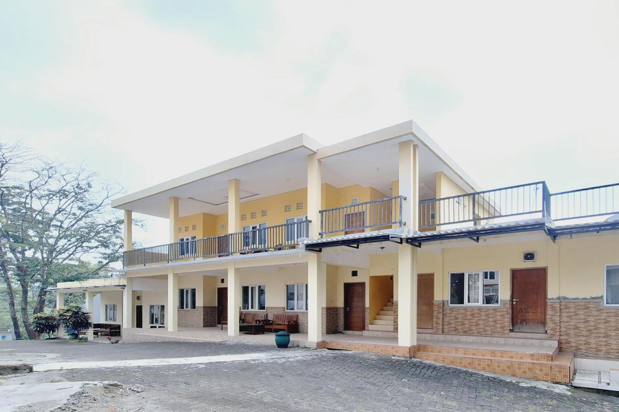 Villa Bukit Bunga Syariah Redpartner Pacet Mojokerto Luaran gambar