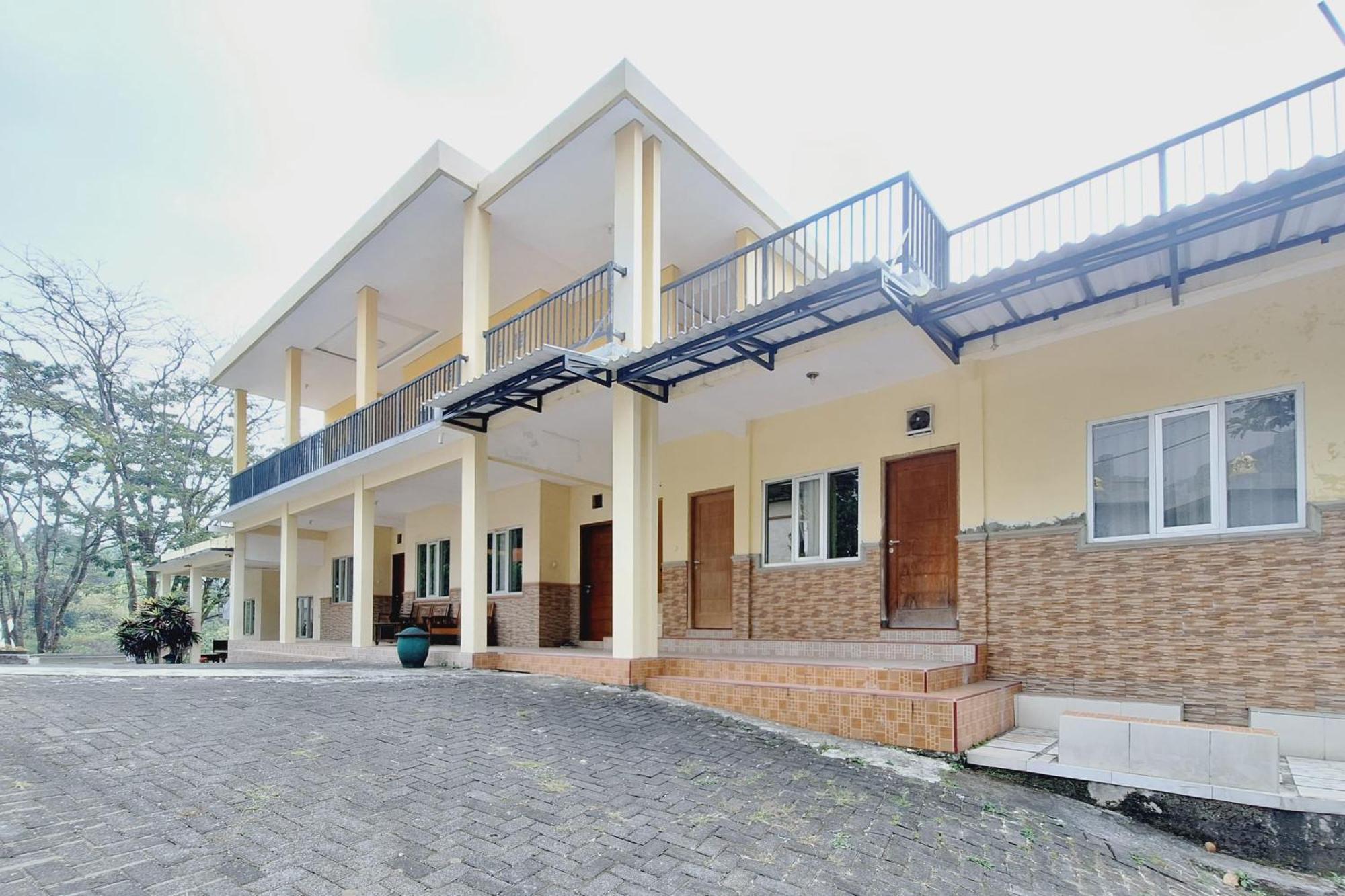 Villa Bukit Bunga Syariah Redpartner Pacet Mojokerto Luaran gambar